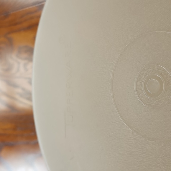 Vintage Tupperware Harvest Gold Round Cake Taker - Picture 2 of 6